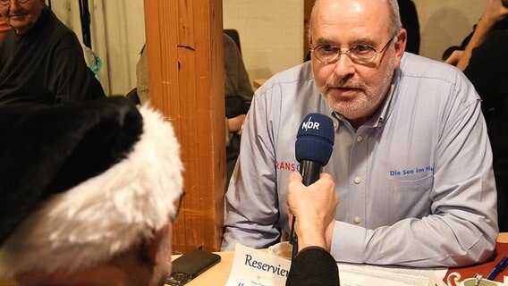 Andreas Kuhnt im Gespräch mit Markus Warnke, Trans Ocean Cuxhaven © NDR Foto: Dittmar Martinowsky