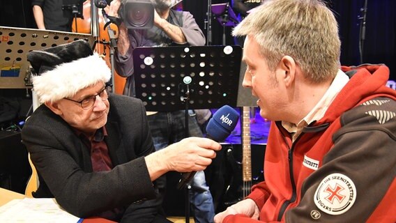 Andreas Kuhnt im Gespräch mit Christian Stipeldey (DGzRS) © NDR Foto: Dittmar Martinowsky