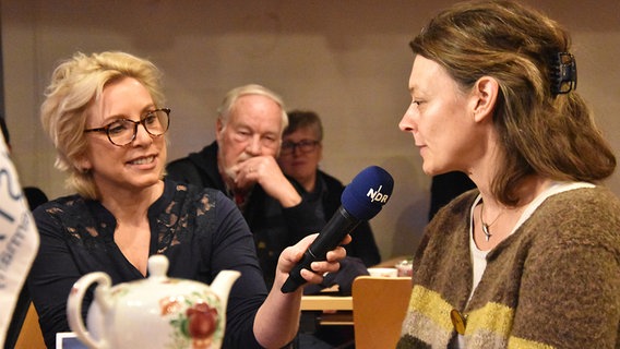 Moderatorin Britta von Lucke im Gespräch mit Christine Freytag, Katholische Seemannsmission Stella Maris © NDR Foto: Dittmar Martinowsky