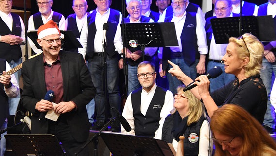 Andreas Kuhnt und Britta von Lucke vor dem Bingumer Shantychor © NDR Foto: Dittmar Martinowsky