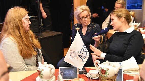 Sabine Zeller (BBS Berufsbildung See), Moderatorin Britta von Lucke, Franziska Eckhoff (r.) Wista Germany © NDR Foto: Dittmar Martinowsky