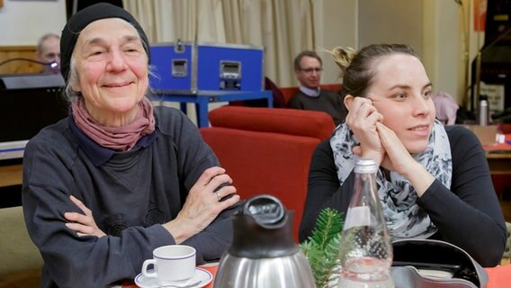 Besucherinnen der Gruß-Aufzeichnung in der Seemannsmission Duckdalben © NDR Foto: Cordula Kropke