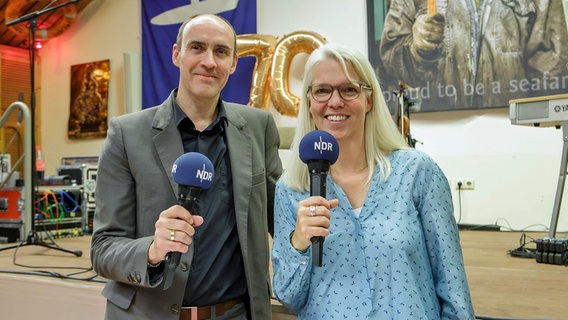 Die Moderatoren Ocke Bandixen und Birgit Langhammer in der Seemannsmission Duckdalben. © NDR Foto: Cordula Kropke