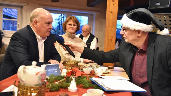 Moderator Andreas Kuhnt im Gespräch mit Bürgermeister Claus-Peter Horst. © NDR Foto: Dittmar Martinowsky