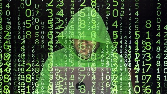 Ein Mann in einem grünen Kapuzenpullover schaut auf einen Labtop. Über das ganze Bild reihen sich Zahlen. © dpa picture alliance Foto: Aytac Unal