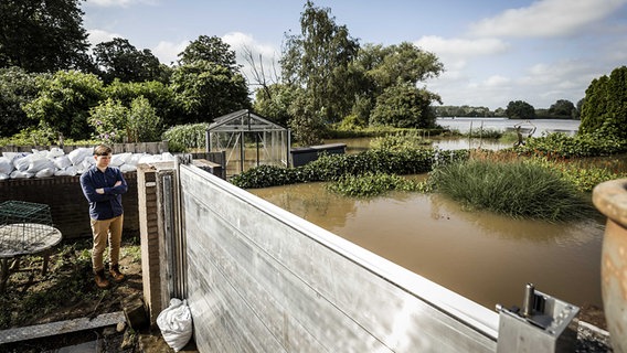 Hochwasser an der Maas mit Wasserschutzzaun. © dpa picture alliance Foto: Remko de Waal