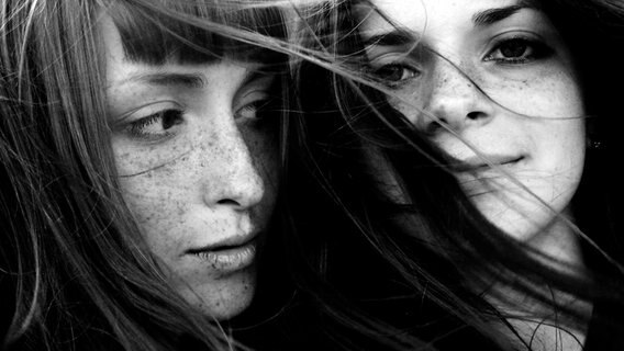 Doppelporträt von zwei jungen Frauen. © verdoppelt / photocase.de Foto: verdoppelt