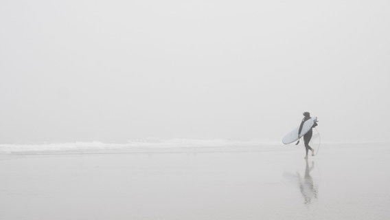 Einsamer Surfer am Strand. Einsamer Surfer am Strand. © Photocase Foto: Maccaroni