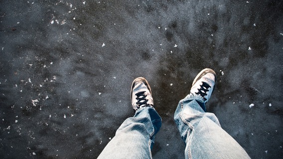 Person steht auf einer Eisfläche. © Photocase Foto: jöni