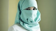 Eine junge Frau mit Niqab schaut in die Kamera. © gleb_pokrov/photocase.de Foto: gleb_pokrov