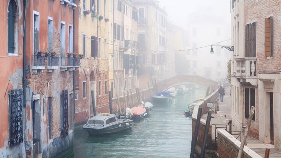 Nebliger Panoramablick entlang einer venezianischen Gracht. © Fotolia Foto: eyetronic