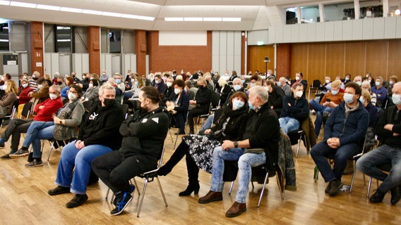 Das Publikum mit Maske auf der Burg in Seevetal am 28.11.2021. © NDR Foto: Jenny von Gagern