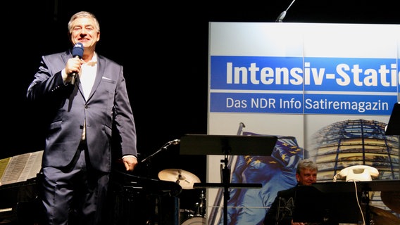 Axel Naumer auf der Bühne der Burg in Seevetal am 28.11.2021. © NDR Foto: Jenny von Gagern