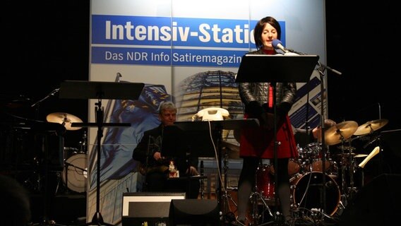 Antonia von Romatowski als Annalena Baerbock auf der Bühne der Burg in Seevetal am 28.11.2021. © NDR Foto: Jenny von Gagern