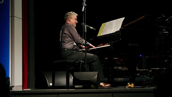 Pianist Eichhorn auf der Bühne der Burg in Seevetal am 28.11.2021. © NDR Foto: Jenny von Gagern