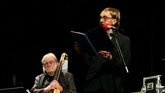 Uli Winters mit Perücke als Karl Lauterbach auf der Bühne der Burg in Seevetal am 28.11.2021. © NDR Foto: Jenny von Gagern