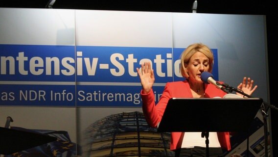 Antonia von Romatowski als Uschi von der Leyen auf der Bühne der Burg in Seevetal am 28.11.2021. © NDR Foto: Jenny von Gagern