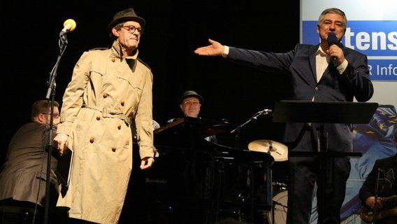 Jean-Michel Räber als Harry Stahl (links) und Axel Naumer auf der Bühne der Burg in Seevetal am 28.11.2021. © NDR Foto: Jenny von Gagern