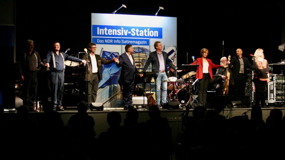 Das Ensemble der Intensiv-Station zum Schlussapplaus auf der Bühne der Burg in Seevetal am 28.11.2021. © NDR Foto: Jenny von Gagern