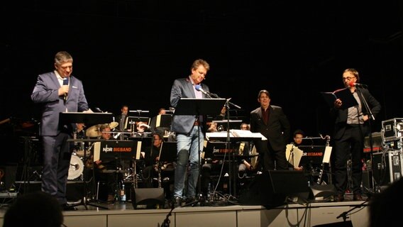 Axel Naumer, Stephan Fritzsche und Uli Winters (v.l.n.r.) auf der Bühne der Burg in Seevetal am 28.11.2021. © NDR Foto: Jenny von Gagern