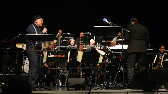 Sänger Pigor mit der NDR Bigband auf der Bühne der Burg in Seevetal am 28.11.2021. © NDR Foto: Jenny von Gagern