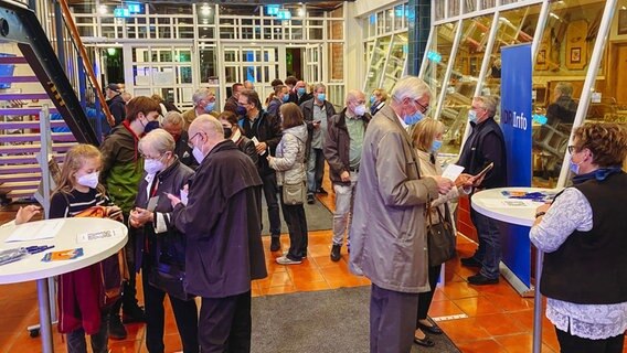 Zuschauer beim Check In im Foyer im Forum in Peine am 31.10.2021. © NDR Foto: Jenny von Gagern