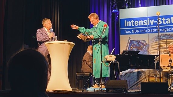 Axel Naumer (links) und Stephan Fritsche als Oberpfleger Fritzschensen im Forum in Peine am 31.10.2021. © NDR Foto: Jenny von Gagern