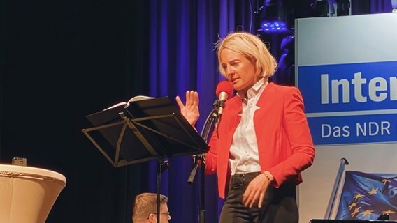 Antonia von Romatowski als Ursula von der Leyen im Forum in Peine am 31.10.2021. © NDR Foto: Jenny von Gagern