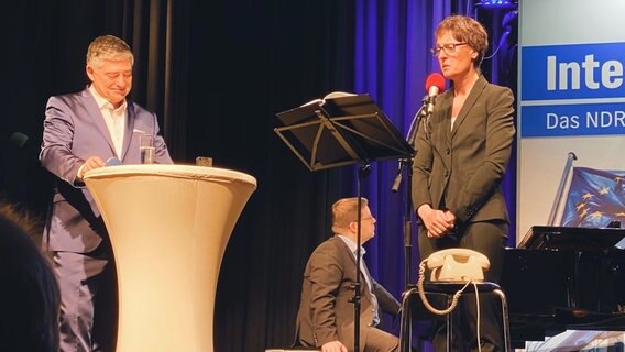 Axel Naumer und Antonia von Romatowski als AKK im Forum in Peine am 31.10.2021. © NDR Foto: Jenny von Gagern