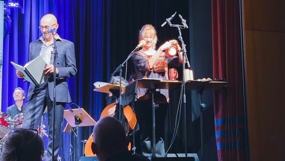 Uli Winters und Nina Wurman im Forum in Peine am 31.10.2021. © NDR Foto: Jenny von Gagern