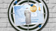 Eine Bildmontage zeigt den Papst vor dem Himmels-Tor, an dem ein Stoppschild prangt. © dpa picture alliance Foto: Stefano Spaziani, Sven Hoppe, Donald Ian Smith