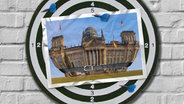 Eine Bildmontage zeigt das Reichstagsgebäude, das aufgebläht ist und um das einem zu enger Gürtel gespannt ist. © picture alliance / Zoonar Foto: Offenberg