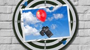 Eine Bildmontage zeigt einen roten Luftballon mit chinesischer Flagge, an dem unten ein Fotoapparat angebunden ist. © picture alliance / Zoonar / Bildagentur-online Foto: Jiri Hera; McPhoto