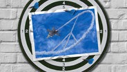 Eine Bildmontage zeigt einen Kampfjet, der ein Peace-Zeichen an den Himmel malt. © picture alliance/NurPhoto/ZUMAPRESS.com Foto: Sky Pictures Bulgaria/U.S. Navy