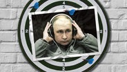 Eine Fotomontage zeigt Wladimir Putin, der altmodische Kopfhörer trägt. Die Hände liegen links uns rechts auf den Kopfhörermuscheln. © Walt Disney Studios / imago images / ZUMA / Kremlin Pool Foto: Mikhail Klimentyev