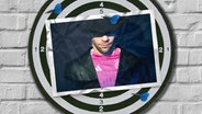 Eine Fotomontage zeigt einen Spion mit Schlapphut und dunklem Mantel. Darunter trägt er das pinkfarbene Trikot der Deutschen Fußball-Nationalmannschaft. © picture alliance / Zoonar Foto: Viktor Gladkov