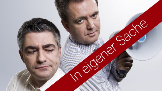 Ein Bild zeigt die Macher der NDR Intensiv-Station Axel Naumer und Stephan Fritzsche. Darüber ein Roter Balken mit der Aufschrift: In eigener Sache! © NDR 
