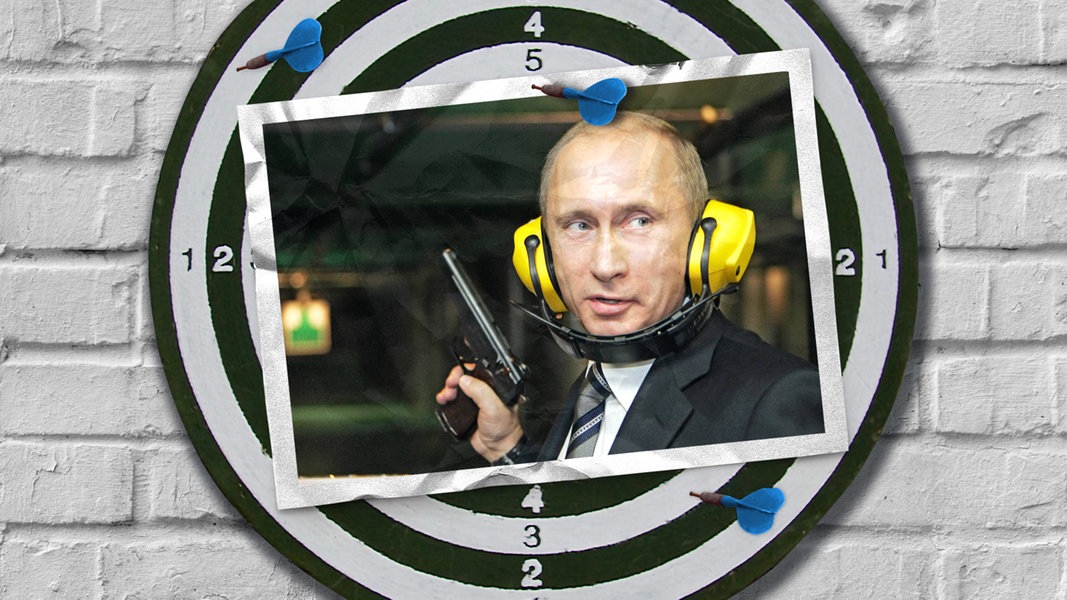 Eine Bildmontage zeigt eine Dartscheibe. Darauf ist eine Postkarte zu sehen. Sie zeigt Wladimier Putin mit einer Pistole in der Hand.