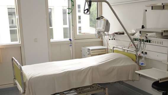 Ein Bett in einem Krankenhaus © picture-alliance 