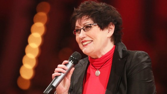 Die Jazzsängerin Uschi Brüning lächelt und hält ein Mikrofon. Die Jazzsängerin Uschi Brüning lächelt und hält ein Mikrofon. © picture-alliance/Eventpress Foto: Eventpress Lars Reimann