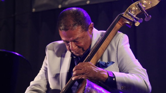 Buster Williams spielt den Kontrabass mit gesenktem Kopf. © picture alliance / ZUMAPRESS.com Foto: Nancy Kaszerman