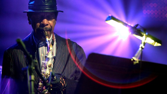 Ornette Coleman spielt Saxofon. © Picture alliance / Martial Trezzini Foto: Martial Trezzini