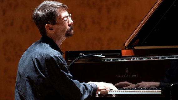 Fred Hersch spielt mit geschlossenen Augen Piano. © imago images Foto: Ángel Medina