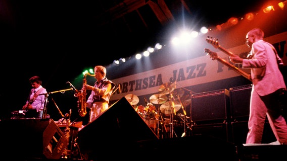 John McLaughlins Mahavishnu Orchestra bei einem Konzert 1984. © picture-alliance / jazzarchiv | Hardy Schiffler Foto: Hardy Schiffler