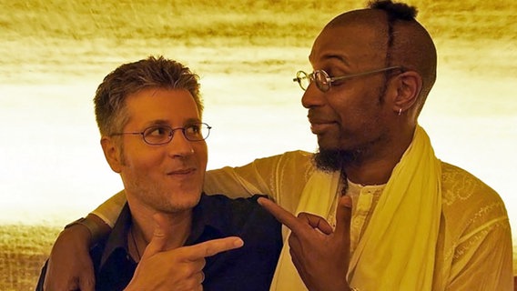 Omar Sosa (rechts) und NDR Redakteur Stefan Gerdes © Marco Zelmer Foto: Marco Zelmer