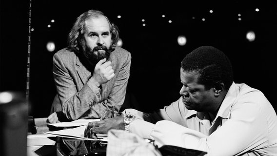 Michael Naura und Oscar Peterson bei einem Jazzworkshop am 14.12.1972. © NDR / Klaus Brix Foto: Klaus Brix