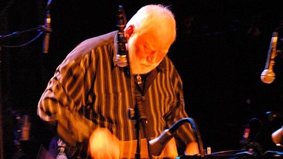 Wolfgang Schlüter über sein Vibrafon gebeugt auf der Bühne der Hamburger Jazztage 2007 © Thomas Schloemann Foto: Thomas Schloemann