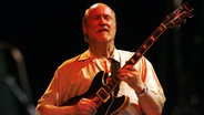 Der amerikanische Jazzgitarrist John Scofield spielt mit geschlossenen Augen Gitarre. © picture alliance/dpa Foto: Roland Weihrauch