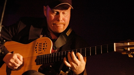 Ulf Wakenius spielt mit geschlossenen Augen Gitarre © picture-alliance / jazzarchiv Foto: Isabel Schiffler