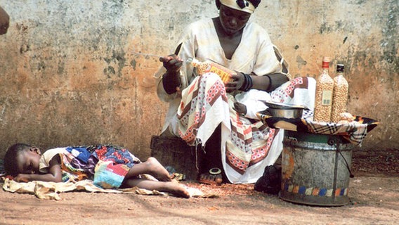 Eine Erdnuss-Verkäuferin in Kamerun © Jürgen Hanefeld Foto: Jürgen Hanefeld